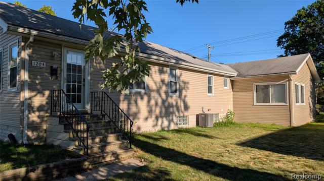 front view picture of 1204 E Pearl Ave, Hazel Park, MI. 48030