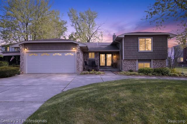 front view picture of 45560 Edgewood Ct, Canton, MI. 48187