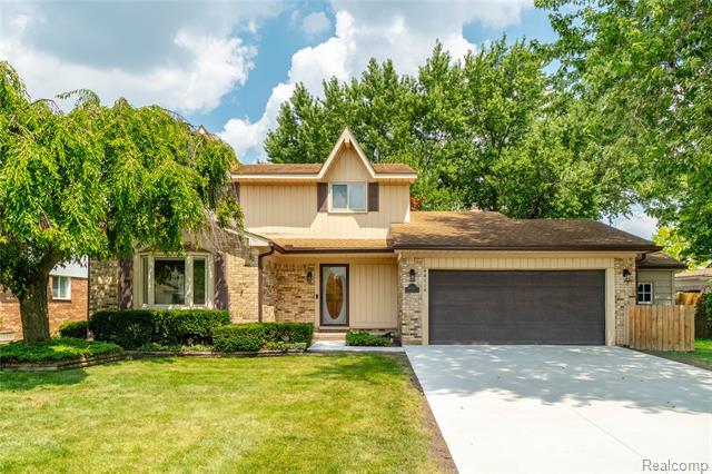 front view picture of 44114 Somerset Sq, Canton, MI. 48187