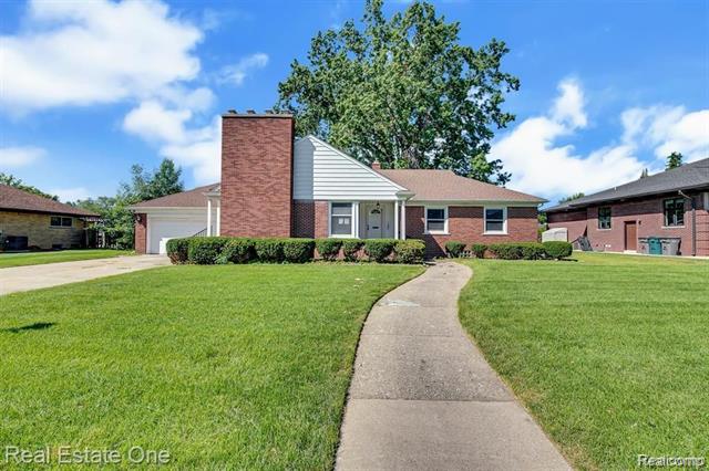 front view picture of 135 Brentwood, Dearborn, MI. 48124