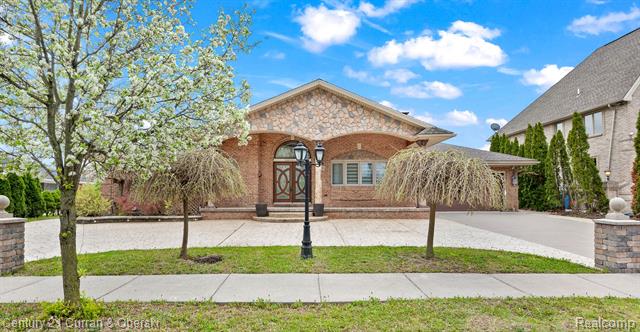 front view picture of 21335 Hickory Wood, Dearborn Heights, MI. 48127