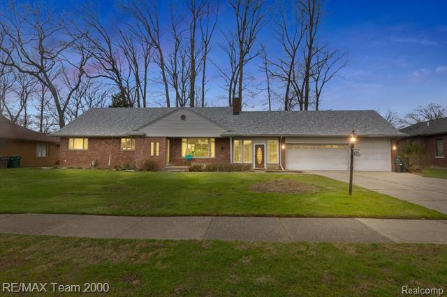 front view picture of 675 Woodcrest Dr, Dearborn, MI. 48124