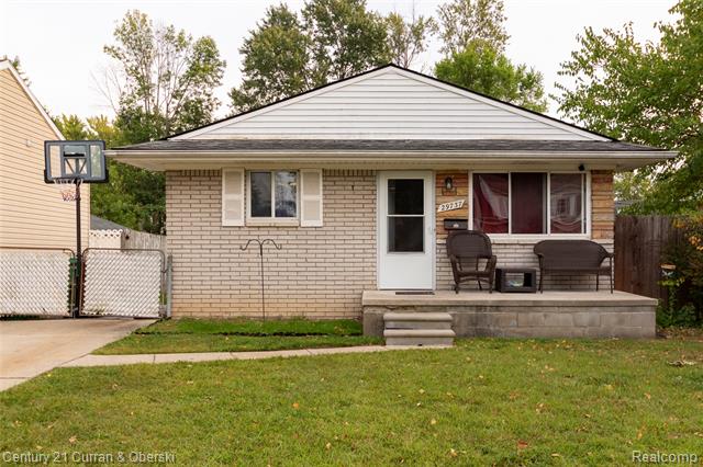 front view picture of 29737 Balmoral, Garden City, MI. 48135