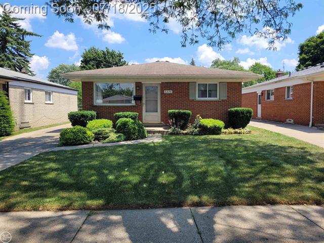 front view picture of 6228 Kinmore, Dearborn Heights, MI. 48127