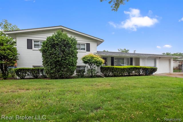 front view picture of 6110 Whitefield, Dearborn Heights, MI. 48127