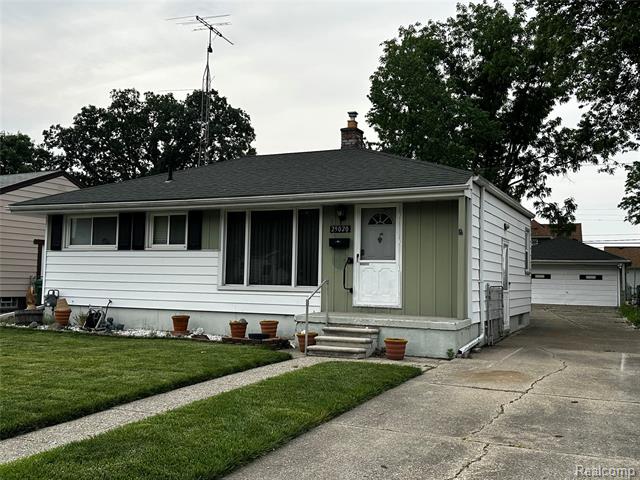 front view picture of 29020 Balmoral, Garden City, MI. 48135