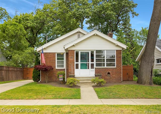 front view picture of 1554 W Saratoga St, Ferndale, MI. 48220