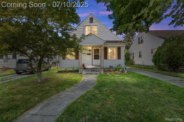 front view picture of 8600 Saratoga Ave, Oak Park, MI. 48237