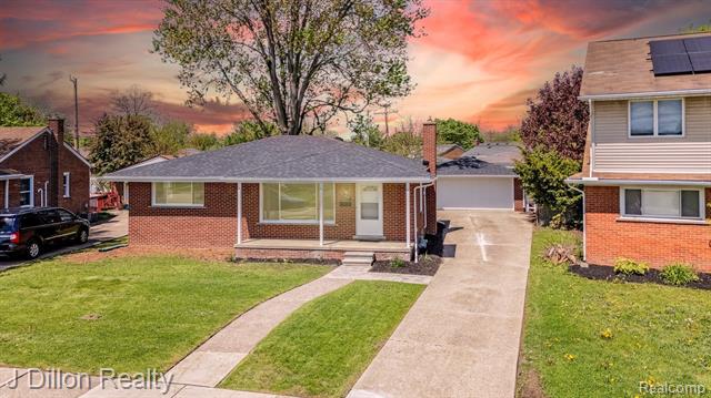 front view picture of 6639 Sharon Dr, Garden City, MI. 48135