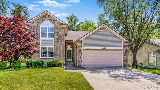 front view picture of 23188 Potomac Cir, Farmington, MI. 48335