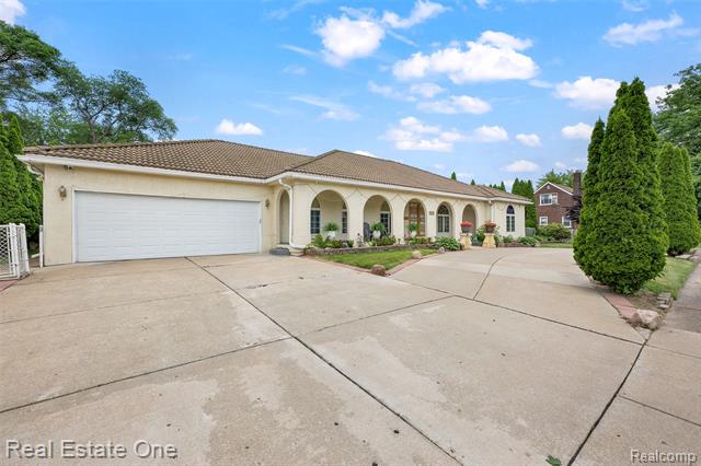 front view picture of 1737 Salina, Dearborn, MI. 48120