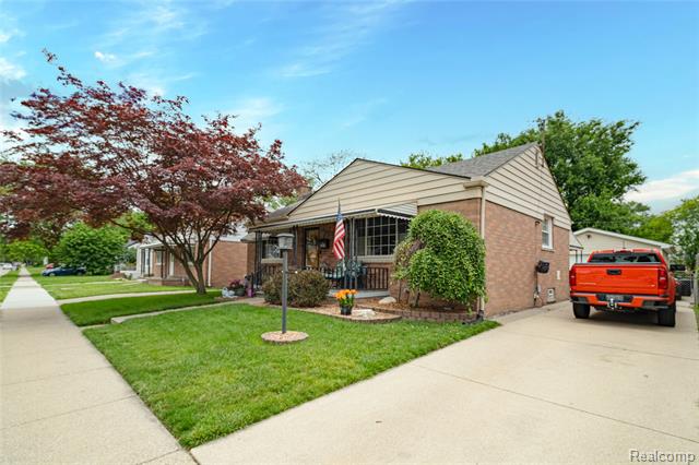 front view picture of 1621 E Pearl Ave, Hazel Park, MI. 48030