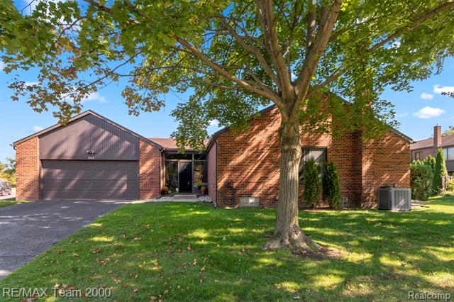 front view picture of 3144 Lindenwood Dr, Dearborn, MI. 48120