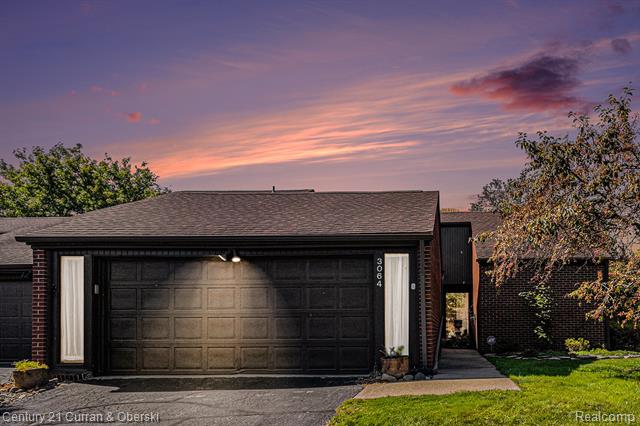 front view picture of 3064 Lindenwood Dr, Dearborn, MI. 48120