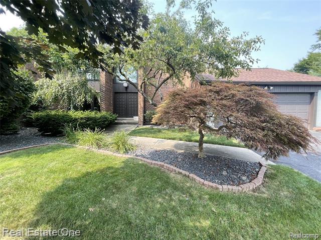 front view picture of 2 Brookwood Lane, Dearborn, MI. 48120
