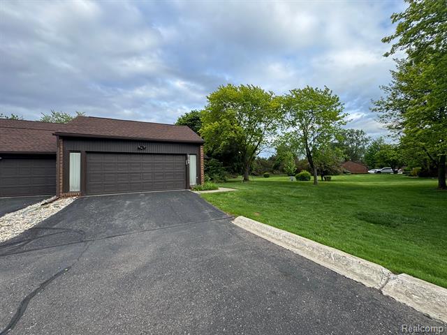 front view picture of 3152 Lindenwood Dr, Dearborn, MI. 48120
