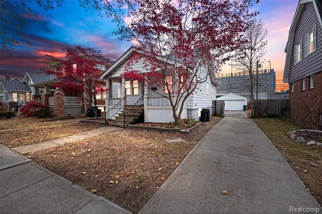 front view picture of 332 W Saratoga St, Ferndale, MI. 48220