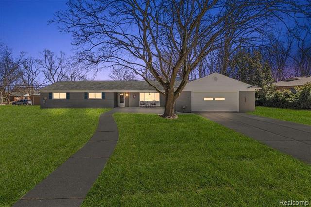 front view picture of 23290 Cass Ave, Farmington, MI. 48335