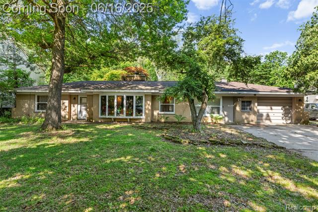 front view picture of 23385 Hunters Ln, Southfield, MI. 48033