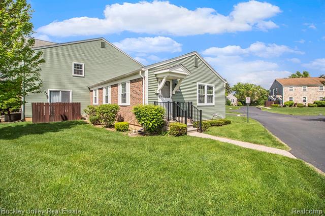 front view picture of 23562 N Rockledge, Novi, MI. 48375