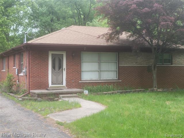 front view picture of 21550 Duns Scotus St, Southfield, MI. 48075