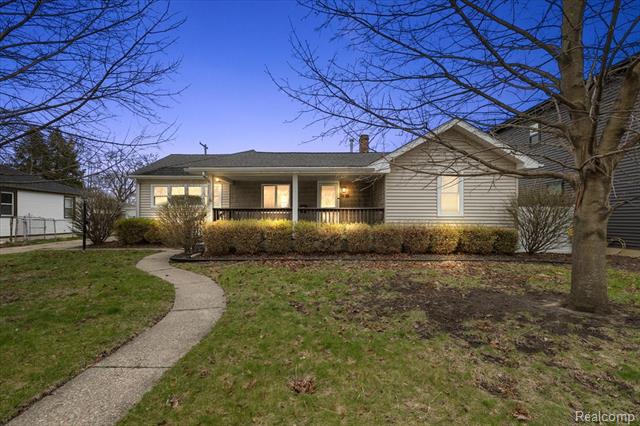 front view picture of 1920 E Saratoga St, Ferndale, MI. 48220