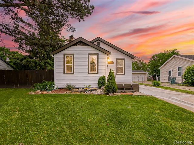 front view picture of 1944 E Saratoga St, Ferndale, MI. 48220