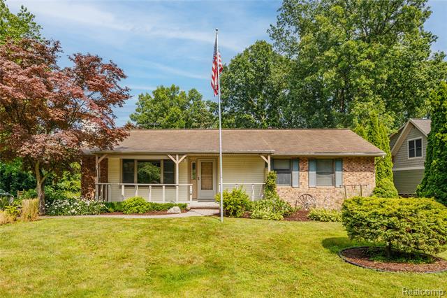 front view picture of 15800 Park Lane, Plymouth, MI. 48170