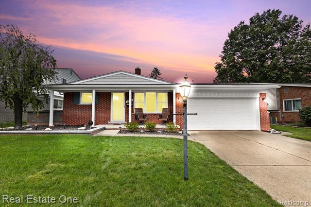 front view picture of 40718 Ivywood, Plymouth, MI. 48170