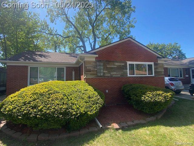 front view picture of 23091 Sussex Ave, Oak Park, MI. 48237