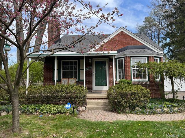 front view picture of 32230 5 Mile Rd, Livonia, MI. 48154