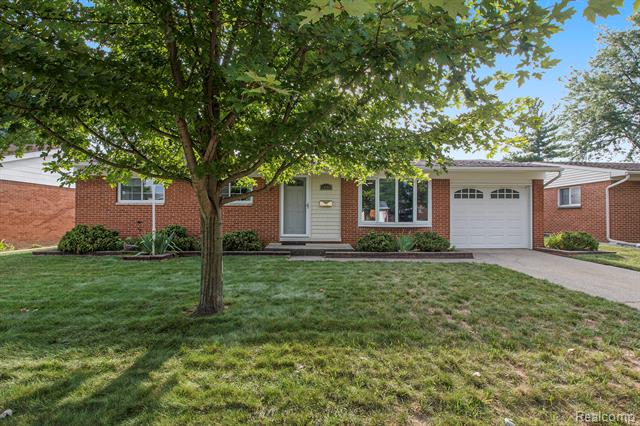 front view picture of 14702 Stonehouse, Livonia, MI. 48154