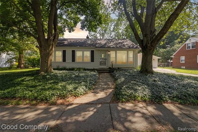 front view picture of 15694 Edington, Livonia, MI. 48154
