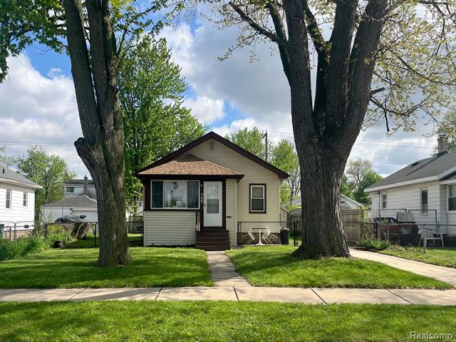 front view picture of 355 W Woodruff Ave, Hazel Park, MI. 48030