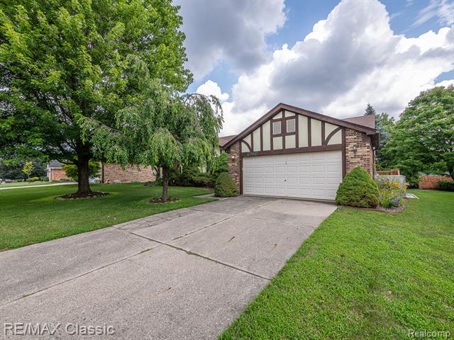 front view picture of 23810 Harvest Dr, Novi, MI. 48375