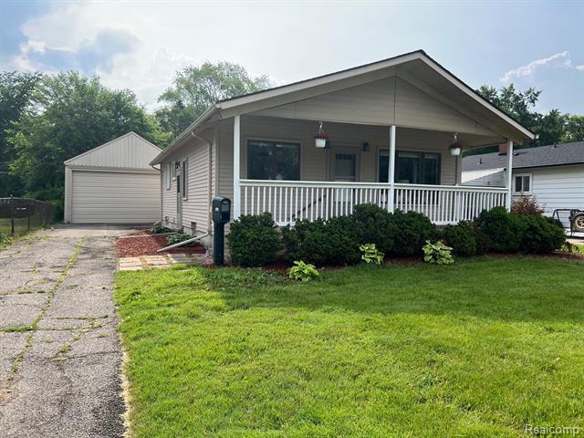 front view picture of 15158 Garden, Livonia, MI. 48154