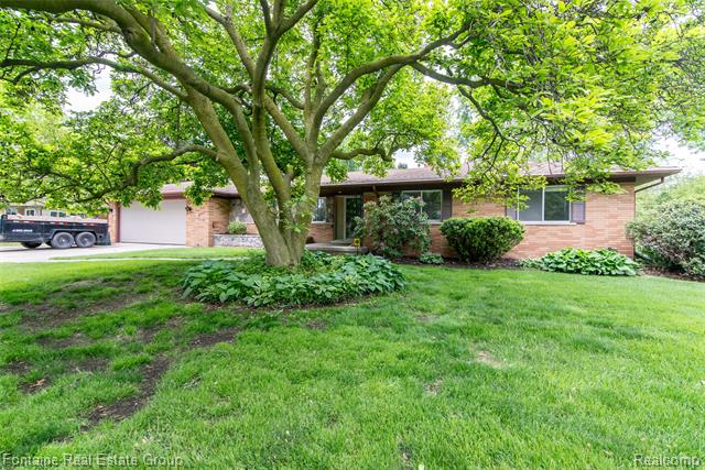 front view picture of 13971 Hillcrest, Livonia, MI. 48154