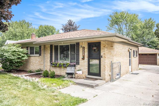 front view picture of 14880 Lyons, Livonia, MI. 48154