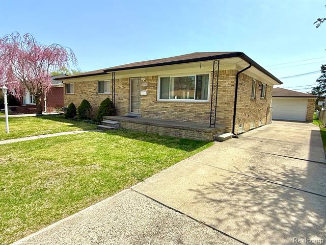 front view picture of 31015 Dorais, Livonia, MI. 48154
