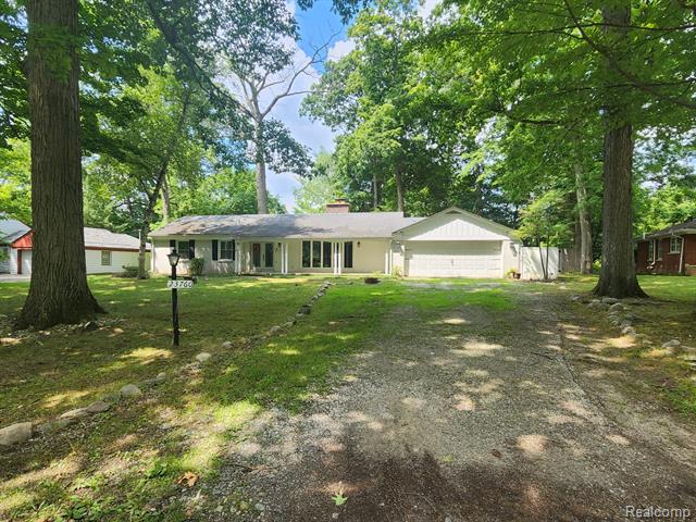 front view picture of 23760 Oak Glen Dr, Southfield, MI. 48033