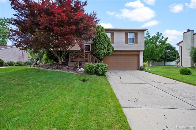 front view picture of 23528 Londonderry, Novi, MI. 48375