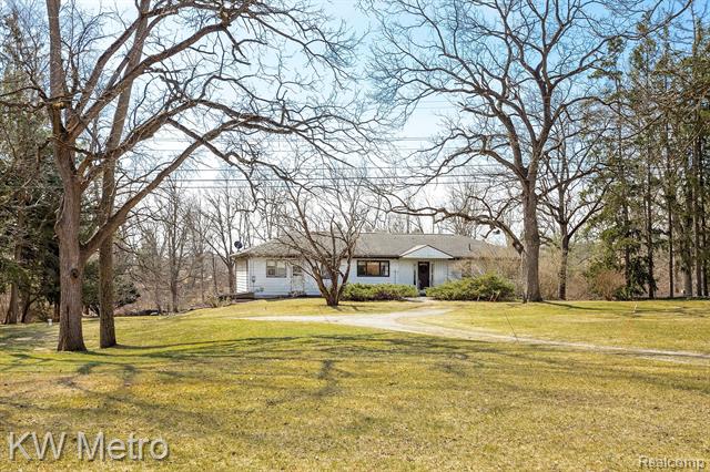 front view picture of 49151 Ridge Ct, Northville, MI. 48168