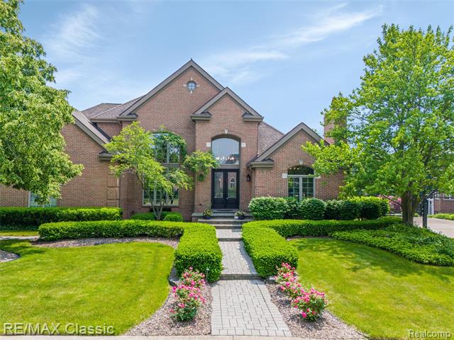 front view picture of 18438 E Clairmont Cir, Northville, MI. 48168