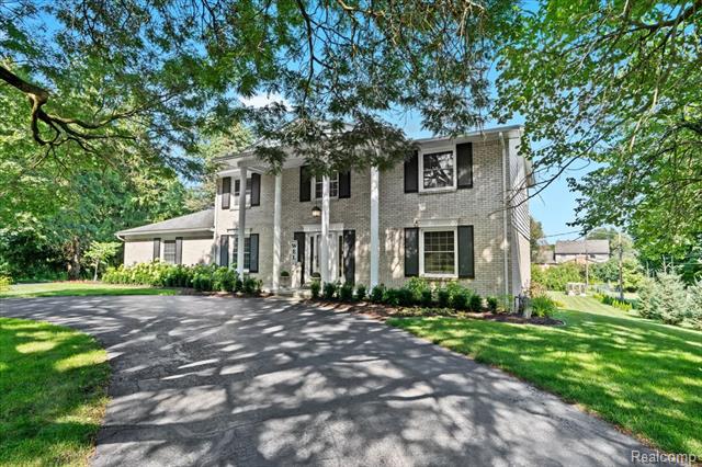 front view picture of 19250 Meadowbrook Rd, Northville, MI. 48167