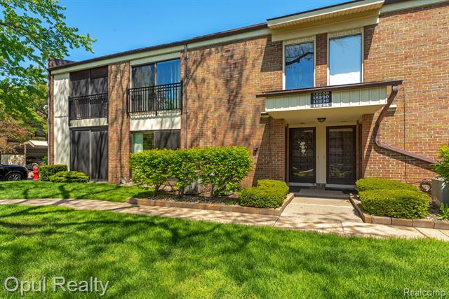 front view picture of 18288 University, Livonia, MI. 48152