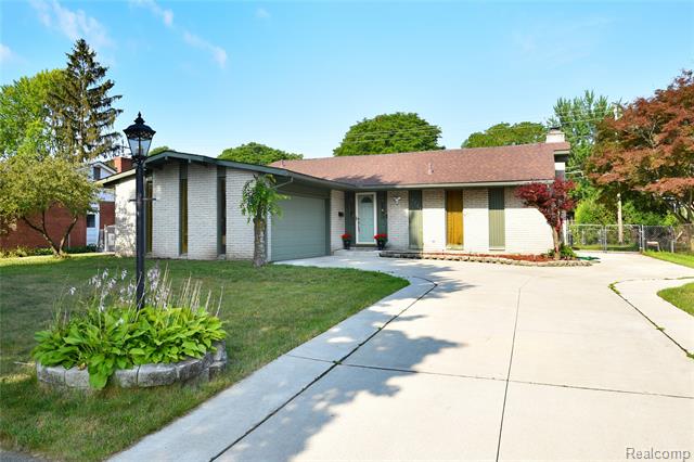 front view picture of 18529 Westbrook, Livonia, MI. 48152