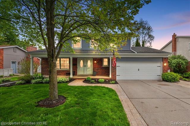front view picture of 16490 Golfview, Livonia, MI. 48154