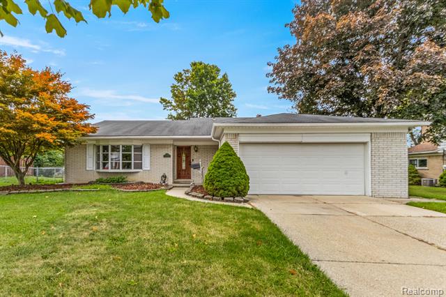 front view picture of 16592 Country Club, Livonia, MI. 48154