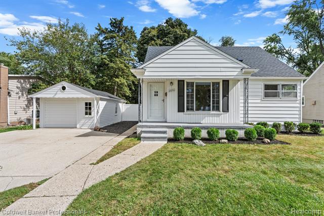 front view picture of 23256 Violet St, Farmington, MI. 48336