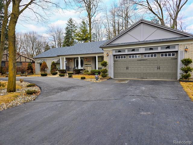 front view picture of 16945 Canterbury, Livonia, MI. 48154